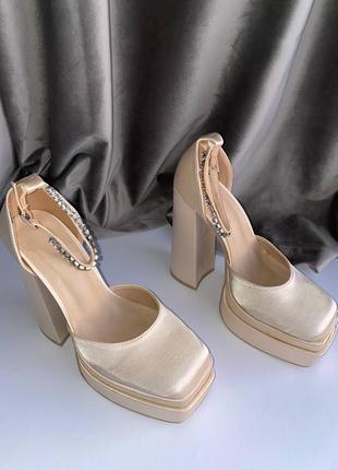 Туфли на каблуке стильные туфельки туфли атласные туфли в стиле версаче кремовые беж туфли трендовые стильные туфли в стиле версаче медуза3 фото