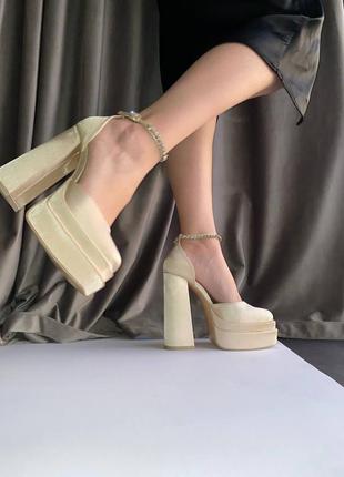 Туфли на каблуке стильные туфельки туфли атласные туфли в стиле версаче кремовые беж туфли трендовые стильные туфли в стиле версаче медуза8 фото