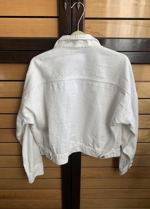 Джинсовая укороченная белая куртка женская джинсовка3 фото