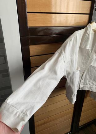 Джинсовая укороченная белая куртка женская джинсовка2 фото