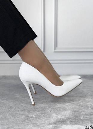 Жіночі білі туфлі лодочки на вузьку ніжку