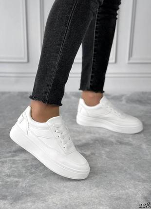 Женские белые кроссовки