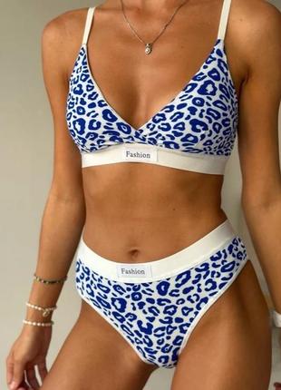 Женский бесшовный комплект с бюстгалтером.