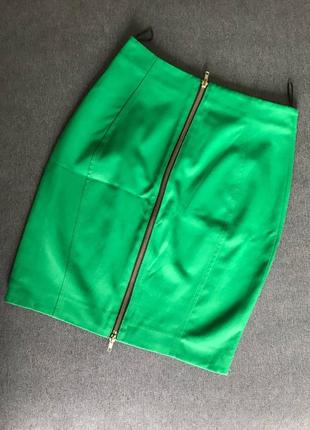 Зеленая юбка с молнией сзади