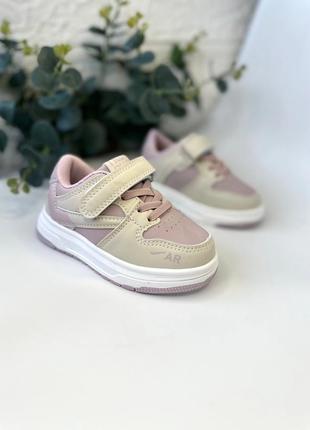 Дуже гарні та стильні кросівки для дівчаток