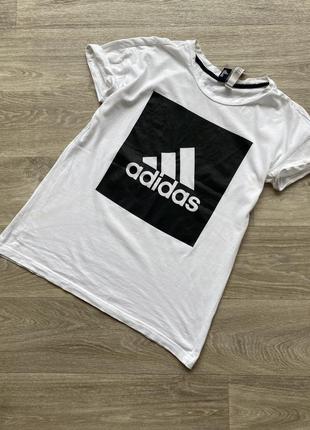 Стильная белоснежная футболка с портным принтом adidas 38/m2 фото