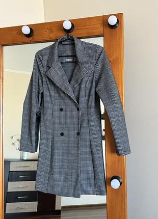 Стильна сукня в клітинку