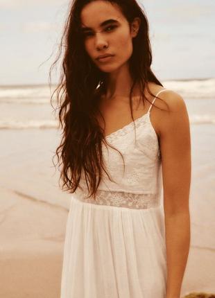 В наявності ніжна сукня