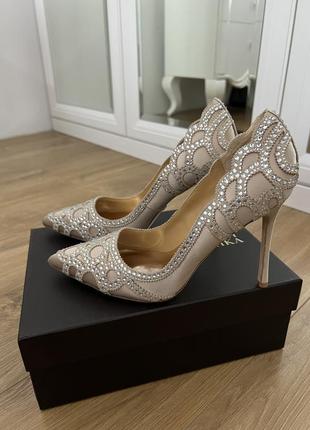 Свадебные туфли из сатина badgley mischka, украшенные камнями swarovski2 фото