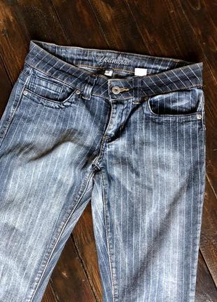 Актуальные джинсы в полоску люрексная нить тренд 2022, m4 фото