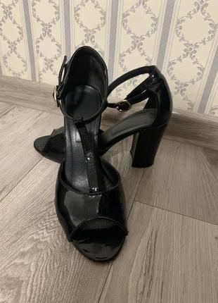 Босоножки лаковые