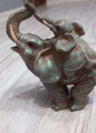 Статуетка слониха і слоненя