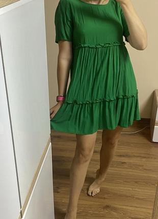 Стильное зеленое платье свободного кроя натуральное с оборками 38/m4 фото