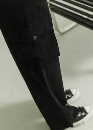 Брюки жіночі вельветові прямі з накладними кишенями чорні7 фото