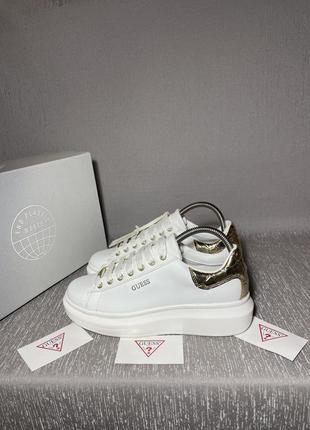 Жіночі шкіряні оригінальні кросівки guess