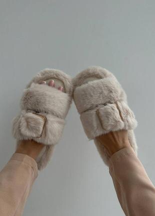 Бежевые стильные мягкие и удобные домашние тапочки из эко меха