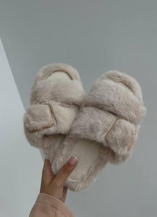 Бежевые стильные мягкие и удобные домашние тапочки из эко меха