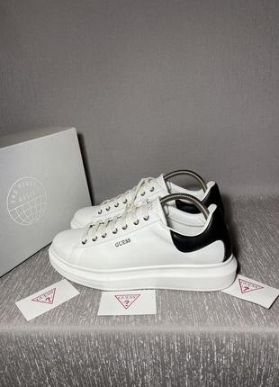 Шкіряні оригінальні кросівки guess