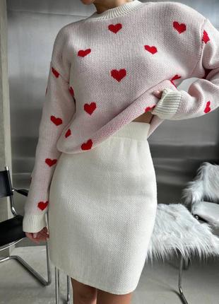 Вязаный костюм с принтом сердечко свитшот свободный укороченный юбка мини комплект розовый белый голубой бежевый теплый стильный2 фото