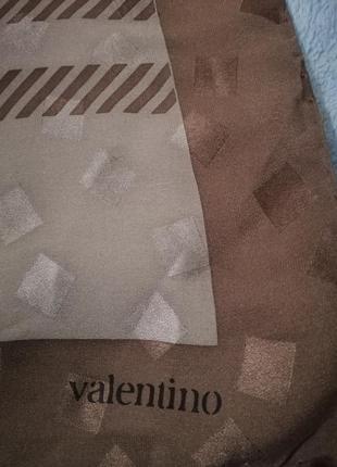 Valentino шёлковый платок, шов роуль.