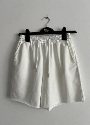 Белые спортивные шорты на резинке1 фото