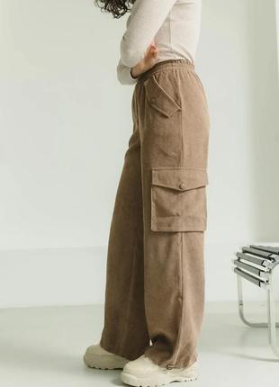 Штаны женские вельветовые прямые с накладными карманами коричневые3 фото