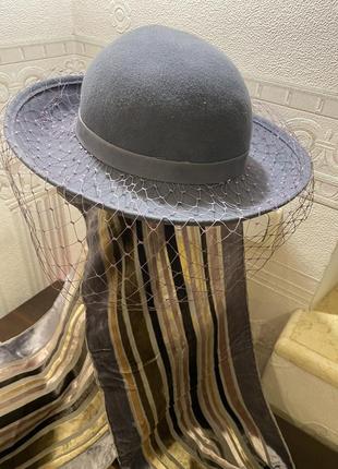 Сірий капелюх з вуаллю
