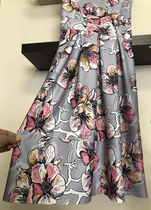 Красивое нарядное летнее платье с цветами7 фото