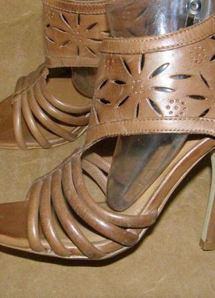 37 р-23,5 см нові шкіра трендові босоніжки від san marina