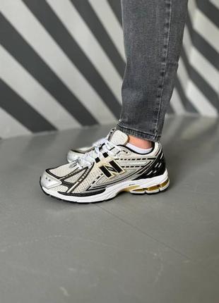 Мужские кроссовки серебристые с золотистым в стиле new balance 1906r white gold silver black