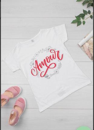 Стильна біла футболка з написом малюнком