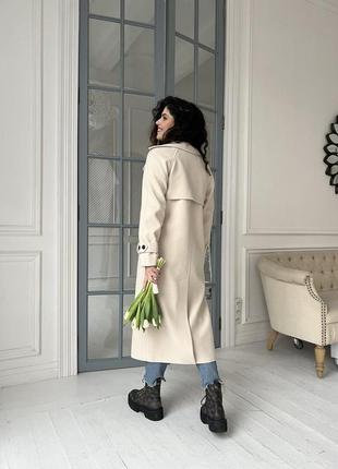Женское демисезонное утепленное пальто молочного цвета с патами, пелериной, поясом, шлицей6 фото