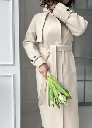 Женское демисезонное утепленное пальто молочного цвета с патами, пелериной, поясом, шлицей4 фото