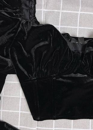 Черная корсетная короткая бархатная блуза с декольте4 фото
