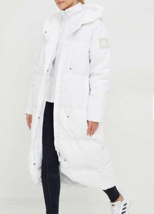 Пухова куртка adidas
женский цвет белый зимняя