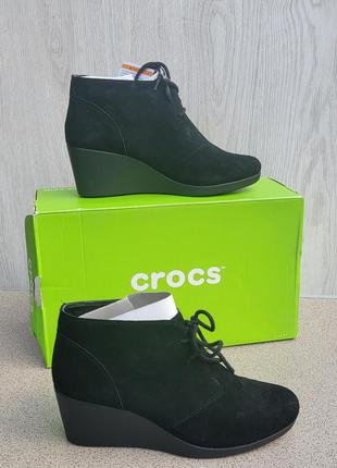 Замшевые ботинки crocs suede wedge shootie ботльоны полуботинки