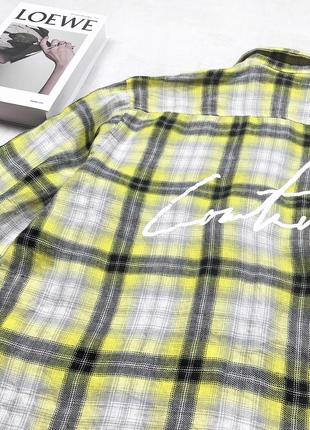 Роскошная невесомая рубашка the couture club в ярко-лимонную клетку с брендовой надписью на спинке6 фото
