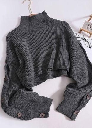 Теплый свитер с пуговицами на рукавах