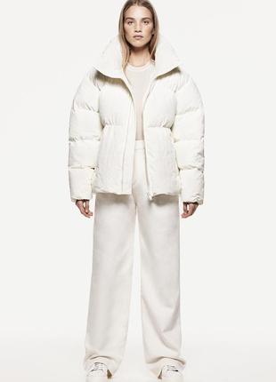 Молочна тепла куртка пуфер зара zara оверсайз белая молочная пуховик