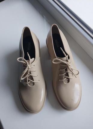 Оригинальные бежевые силиконовые туфли на шнуровке melissa