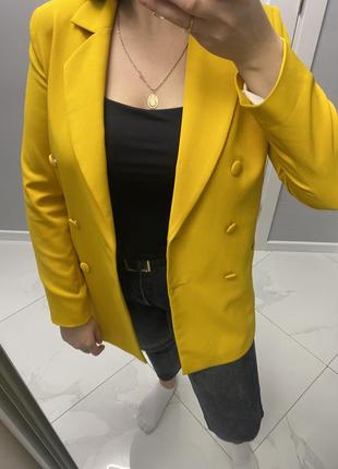 Стильный акцентный пиджак, размер л