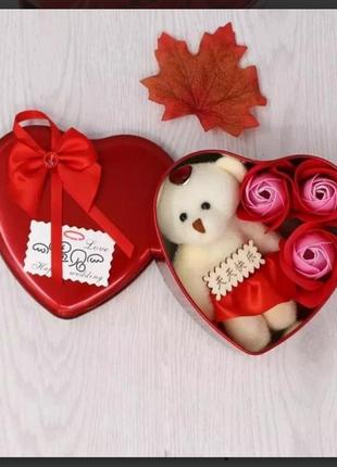 Подарочный набор с мыльным цветком с 3 розами 1 мишка красный3 фото