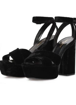 Модні чорні босоніжки на товстому каблуці