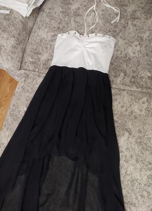 Чорно-біле плаття з шлейфом та шипами