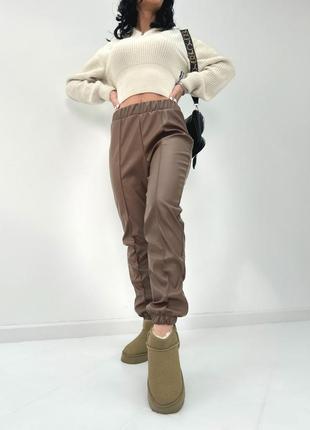 Стильні штани з екошкіри на флісі6 фото