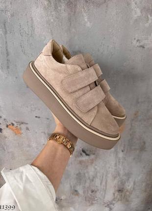 Бежеві моко жіночі кросівки кеди на липучках на високій підошві потовщеній з натуральної замші