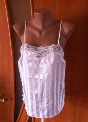 Красивая белая майка с кружевом на тонких бретелях