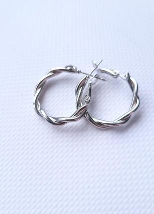 Серьги женские перекрученные круги кольца 2,5 см без бренду серебристые6 фото