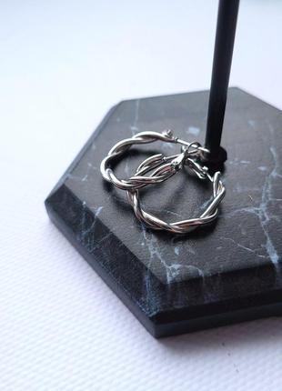 Серьги женские перекрученные круги кольца 2,5 см без бренду серебристые4 фото
