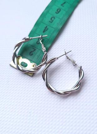 Серьги женские перекрученные круги кольца 2,5 см без бренду серебристые7 фото